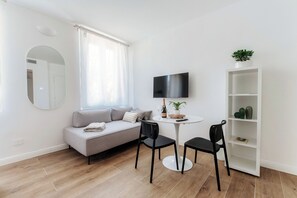 Deluxe Studio, Partial Lake View | Blackout curtains, soundproofing, iron/ironing board, free WiFi