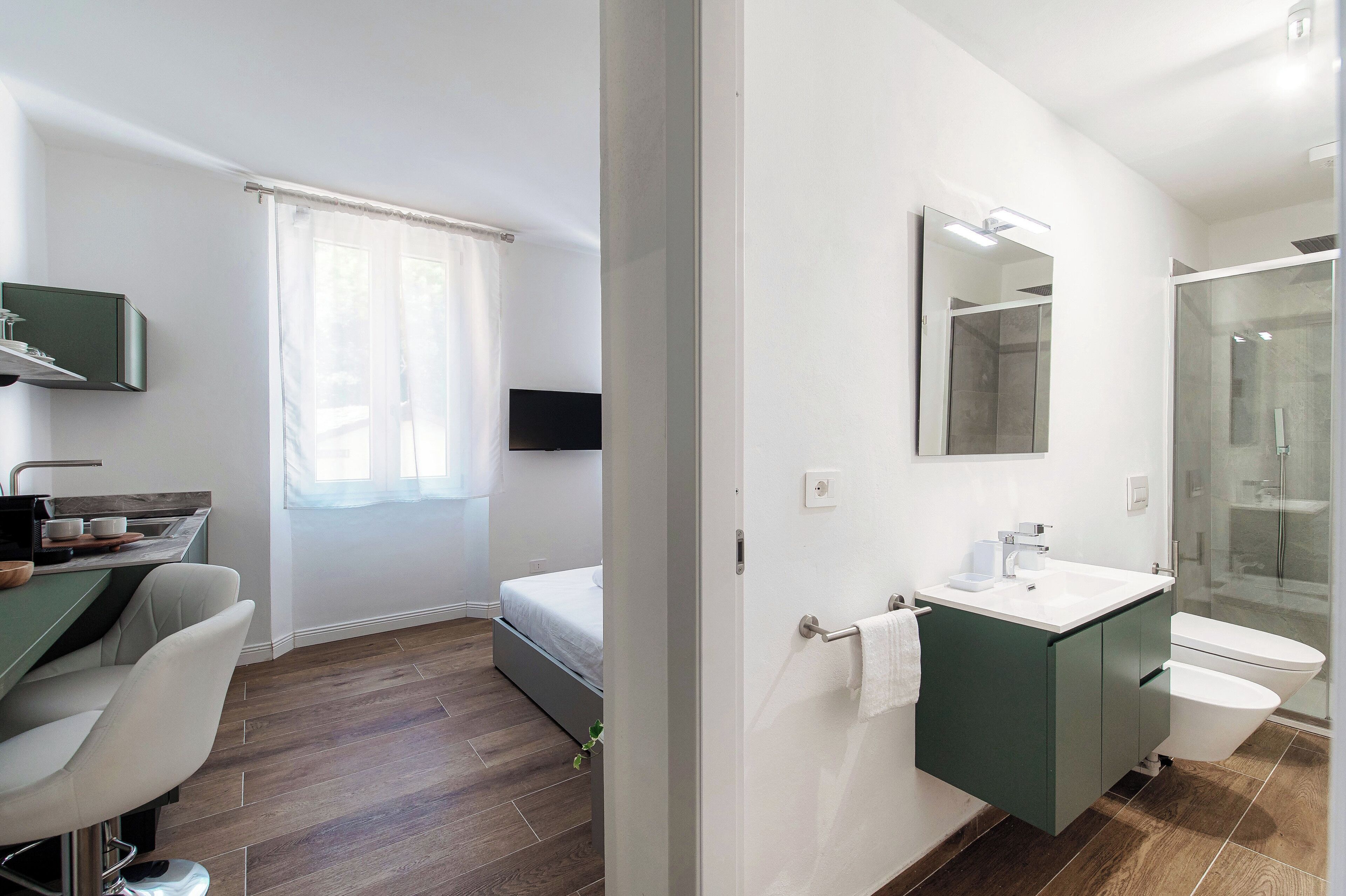 Un baño moderno con ducha, inodoro y lavabo.