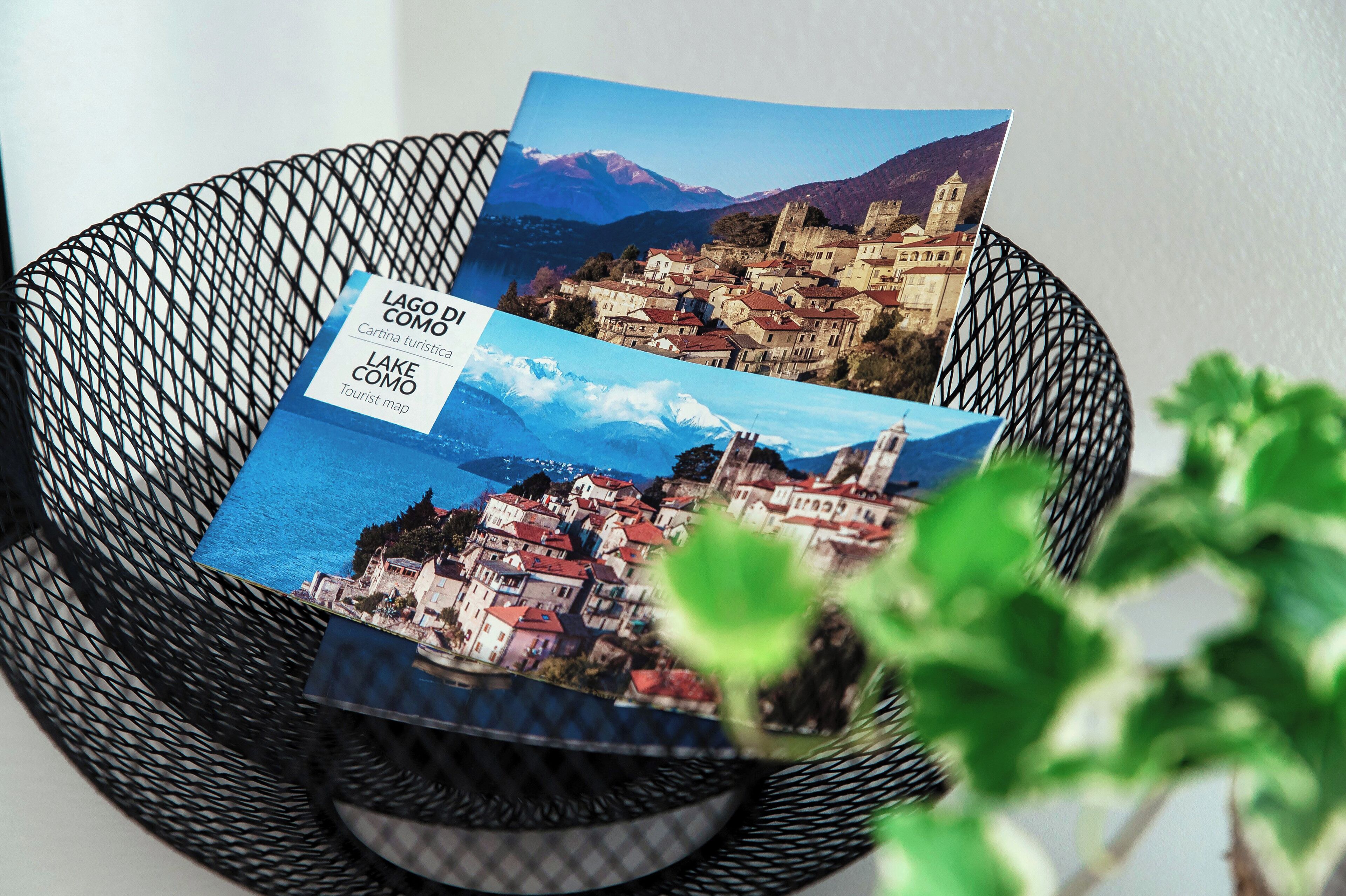Een brochure met een toeristische kaart van Lago Di Como.