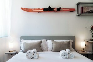 Superior Studio Suite, Lake View | Blackout drapes, iron/ironing board, free WiFi