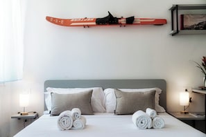 Superior Studio Suite, Lake View | Blackout drapes, iron/ironing board, free WiFi