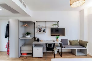 Deluxe-Doppelzimmer, eingeschränkter Seeblick | Verdunkelungsvorhänge, Bügeleisen/Bügelbrett, kostenloses WLAN