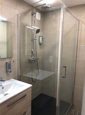 Chuveiro, secador de cabelo, toalhas de banho, sabonete