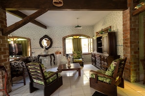 Casa, para fumadores | 8 habitaciones