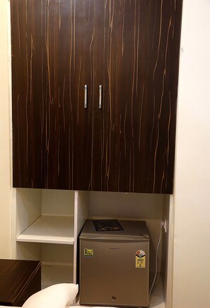 Deluxe Double Room | Mini-refrigerator