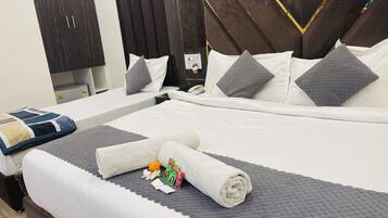 Family Room | Minibar, desk, laptop workspace, free WiFi