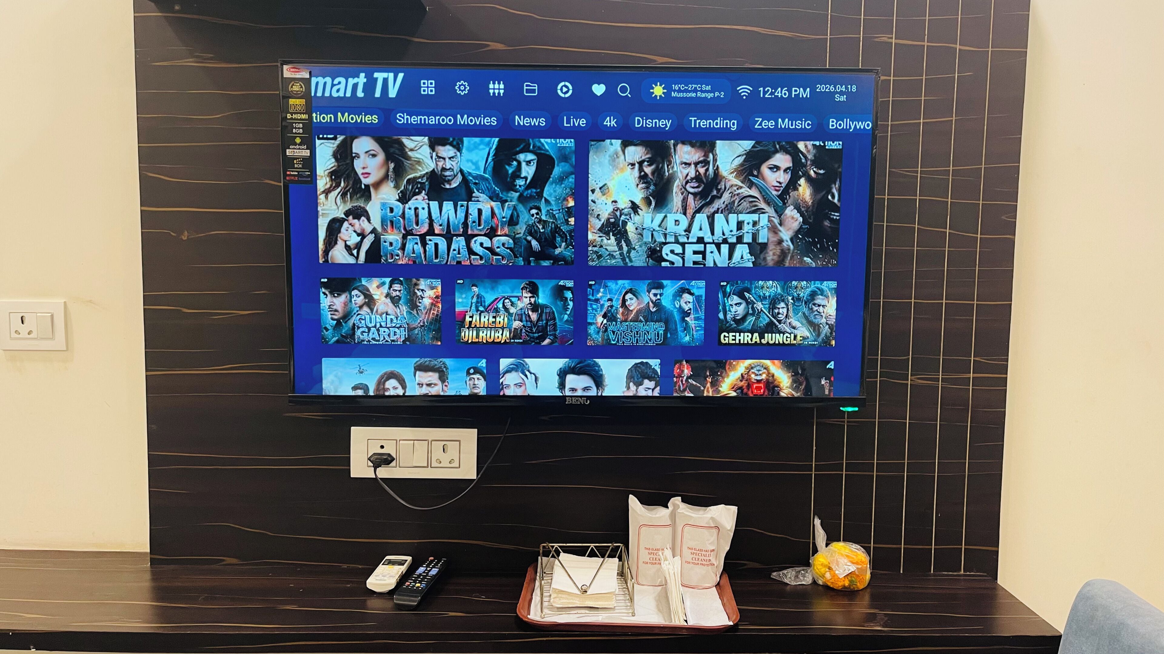 Minibar, escritorio, espacio para trabajar con laptop y wifi gratis 