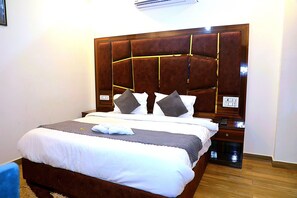 Deluxe Double Room | Desk, laptop workspace, free WiFi