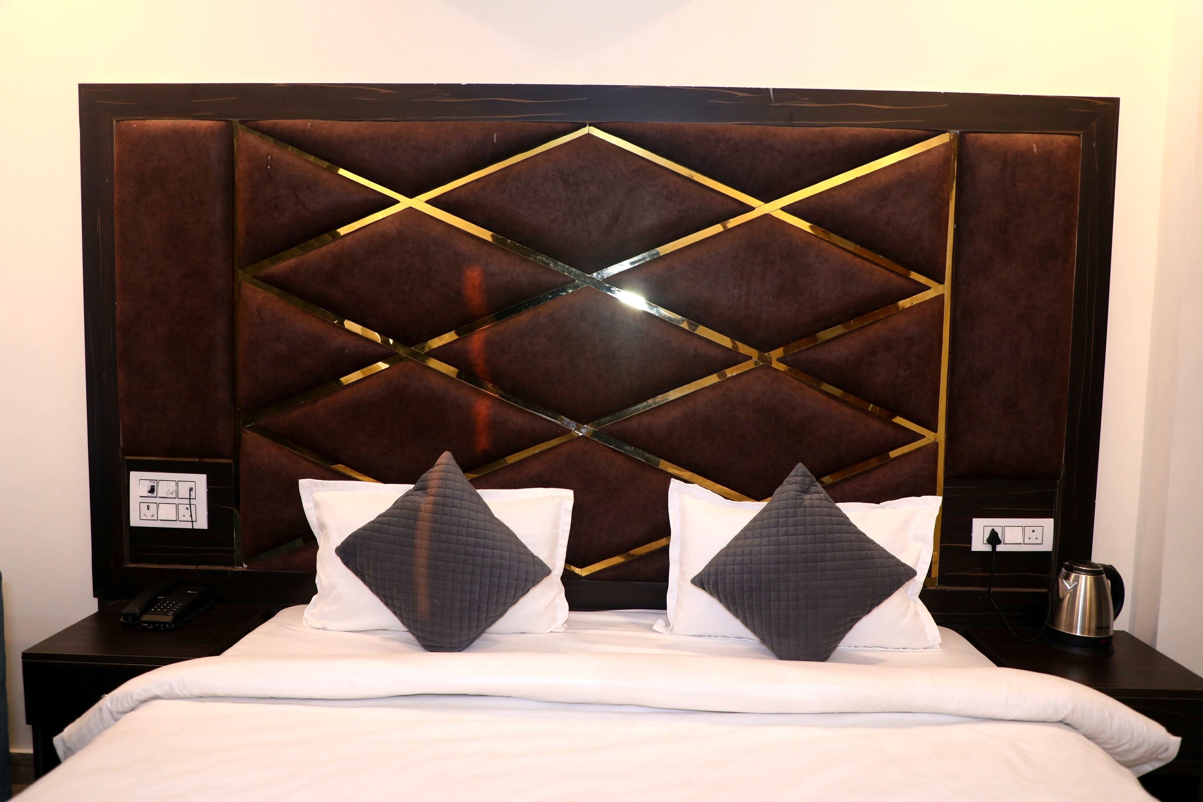 프리미엄 더블룸, 시내 전망 | 미니바, 책상, 노트북 작업 공간, 간이 침대