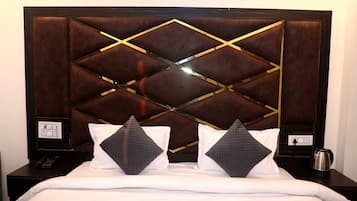 Premium-Doppelzimmer, Stadtblick | Minibar, Schreibtisch, laptopgeeigneter Arbeitsplatz, Zustellbetten