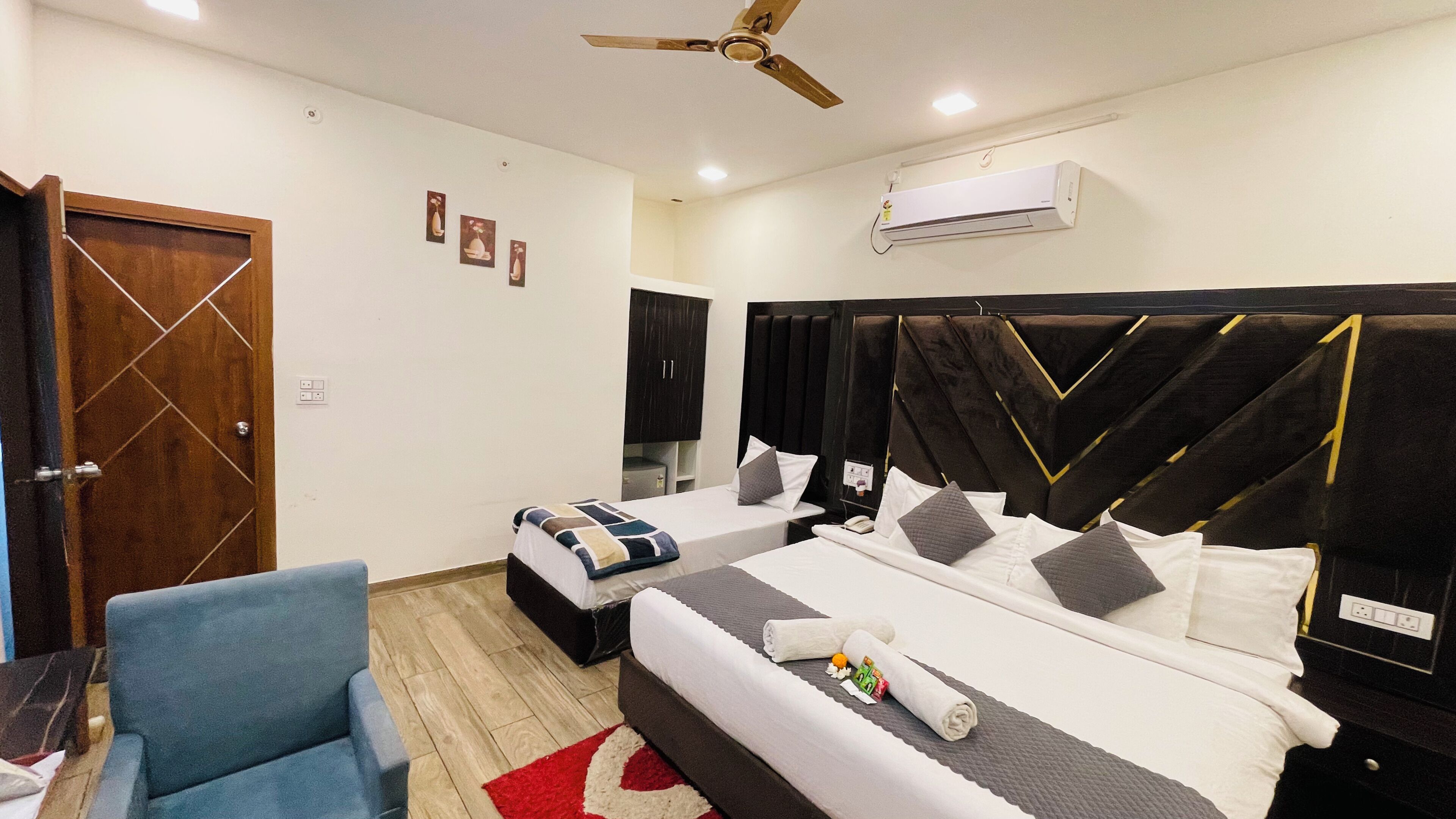 Family Room | Minibar, desk, laptop workspace, free WiFi