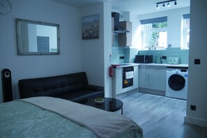 1 bedroom, iron/ironing board, WiFi, bed sheets - Spacious modern studio, 10 minutes away from Sheffield arena/City Centre. (Sheffield)