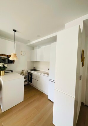 Mikrowelle, Ofen, Herdplatte, Geschirrspüler