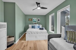 4 bedrooms, iron/ironing board, WiFi, bed sheets