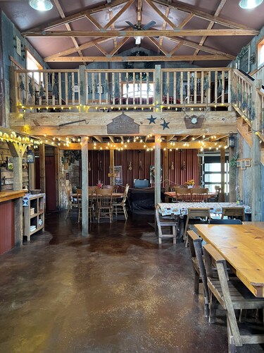 Charming barn with AC in Rogersville - 2 bedrooms available