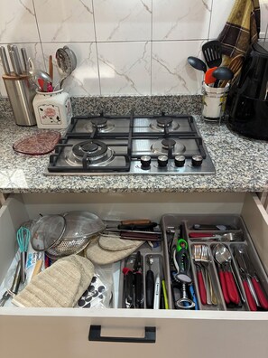 Micro-ondes, four, plaque de cuisson, lave-vaisselle