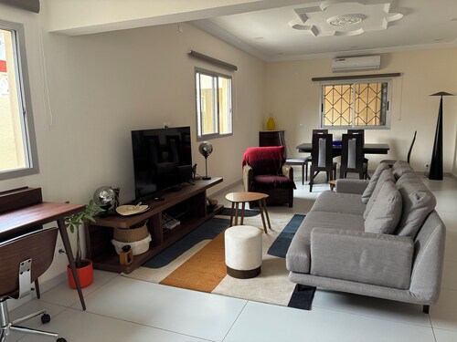 DETACHED HOUSE WITH GARDEN IN QUIET, SAFE STREET CLOSE TO SHOPS