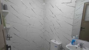 Ein Badezimmer mit Toilette, Waschbecken und Dusche.