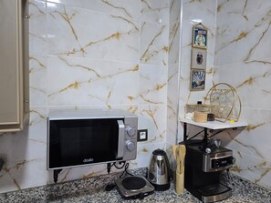 Réfrigérateur, micro-ondes, plaque de cuisson, cafetière/bouilloire