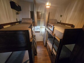 2 chambres, coffre-fort, fer et planche à repasser