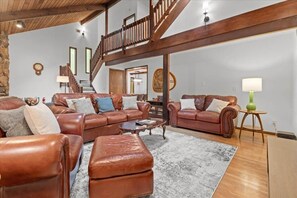 Fernseher, Kamin, Tischtennisplatte