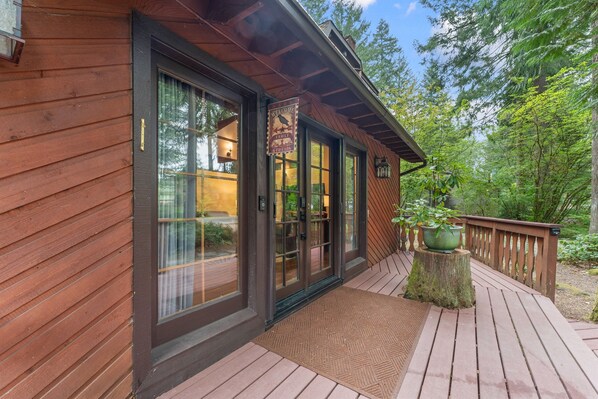 Exterior detail - Chalet Rivière: Sleeps 12, Dog-Friendly, Hot Tub (Mount Hood Village)