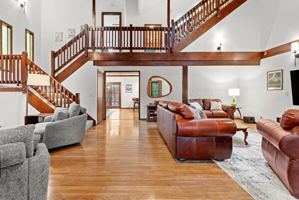 Smart TV, fireplace, video games, table tennis - Chalet Rivière: Sleeps 12, Dog-Friendly, Hot Tub (Mount Hood Village)