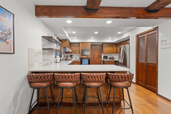 Fridge, microwave, oven, stovetop - Chalet Rivière: Sleeps 12, Dog-Friendly, Hot Tub (Mount Hood Village)