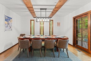 Dining - Chalet Rivière: Sleeps 12, Dog-Friendly, Hot Tub (Mount Hood Village)