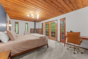 Une chambre Ă coucher avec un lit, un bureau et une chaise.