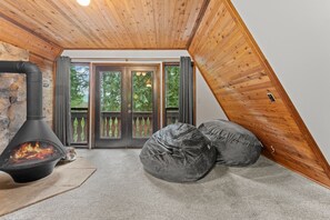 Interior - Chalet Rivière: Sleeps 12, Dog-Friendly, Hot Tub (Mount Hood Village)