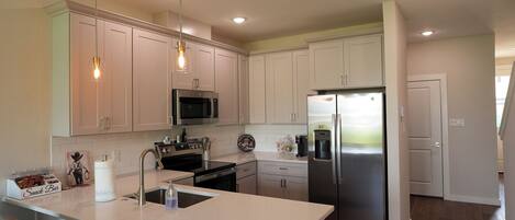 Een koelkast, een magnetron, een oven, een kookplaat