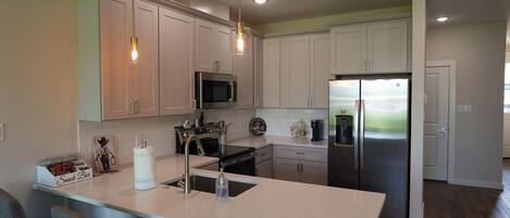 Réfrigérateur, micro-ondes, four, plaque de cuisson