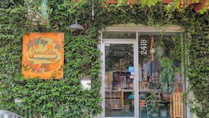 Un escaparate con un letrero que dice "Super Bloom Sip-Shop-Make en Starland" y el número "2418" en la puerta.