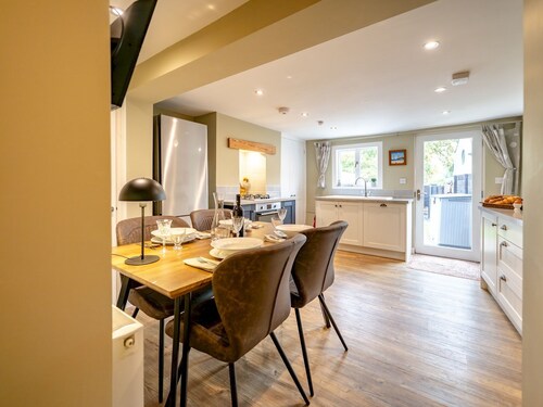 Pass the Keys | Charming 2 Bed Townhouse Short Walk To The River