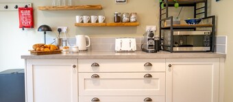 Pass the Keys | Charming 2 Bed Townhouse Short Walk To The River