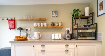 Pass the Keys | Charming 2 Bed Townhouse Short Walk To The River