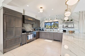 Fridge, microwave, dishwasher, coffee/tea maker