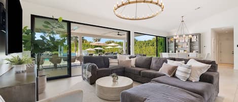 Una televisión, una chimenea