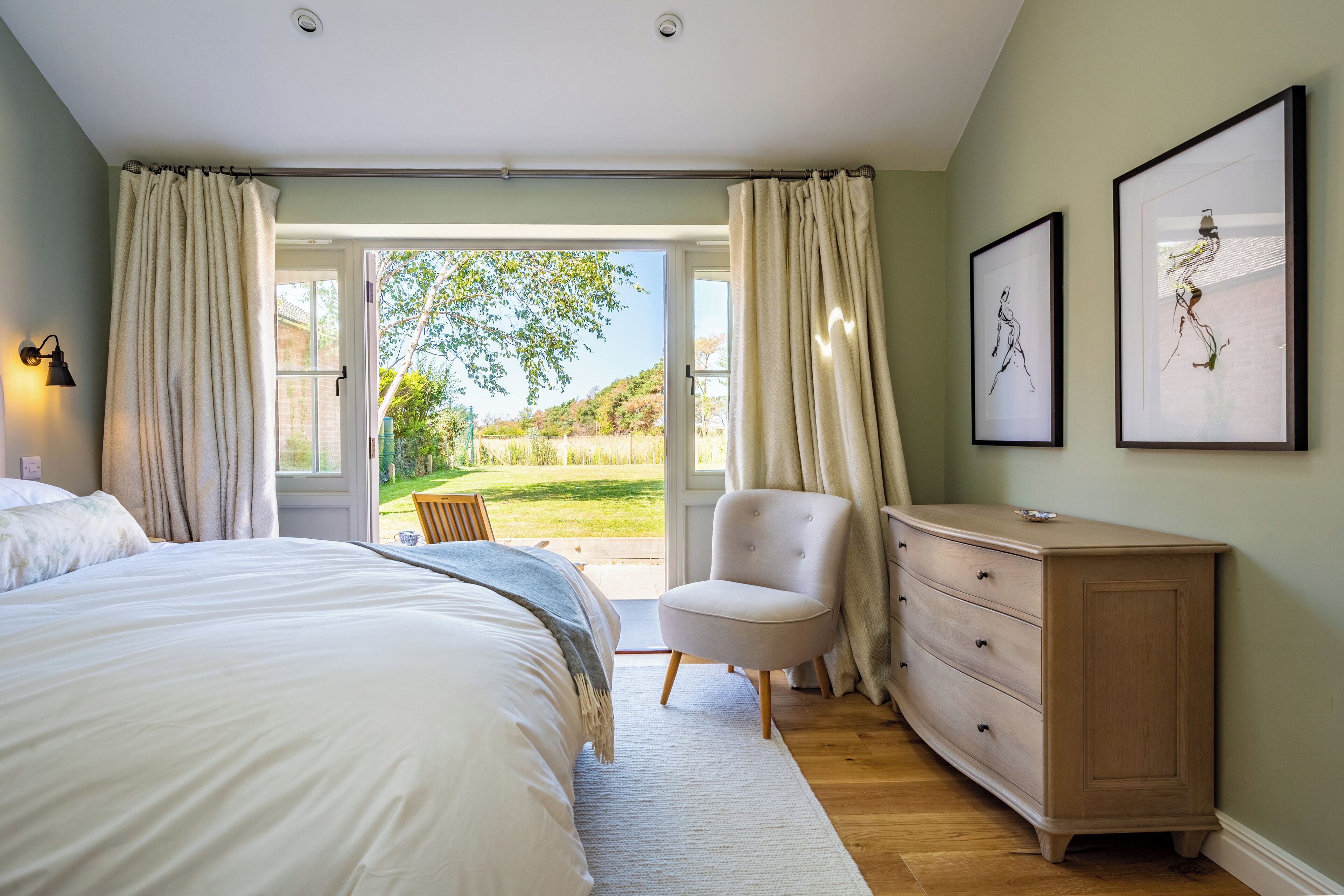 5 bedrooms, iron/ironing board, WiFi, bed sheets