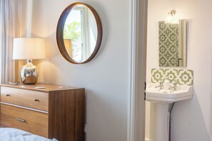5 habitaciones, tabla de planchar con plancha, wifi y ropa de cama