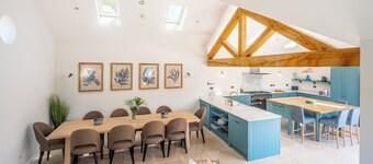 Gorgeous modern home, all on one level, close to shops, pubs and coastal path.