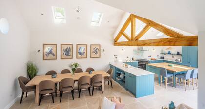 Gorgeous modern home, all on one level, close to shops, pubs and coastal path.