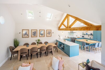 Gorgeous modern home, all on one level, close to shops, pubs and coastal path.