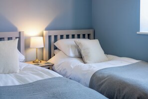 5 bedrooms, iron/ironing board, WiFi, bed sheets