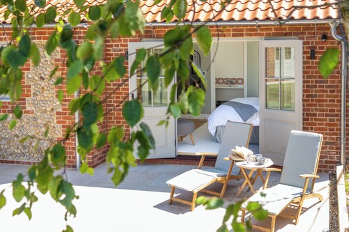 Gorgeous modern home, all on one level, close to shops, pubs and coastal path.