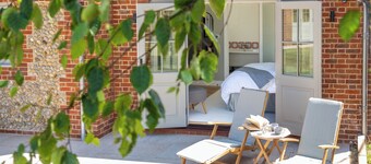 Gorgeous modern home, all on one level, close to shops, pubs and coastal path.