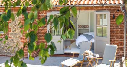 Gorgeous modern home, all on one level, close to shops, pubs and coastal path.