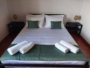 4 chambres, fer et planche à repasser, Wi-Fi, literie fournie