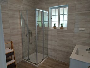 Shower, hair dryer, towels, soap - SEA VIEW HOUSE - INPICO (Santo António)